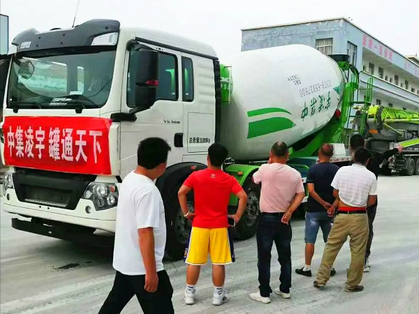 開攤啦！凌宇攪拌車“擺攤兒”湖北，客戶當(dāng)場下單！