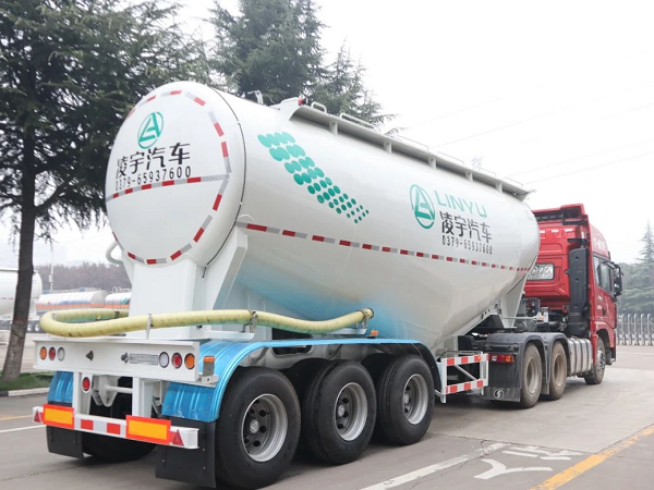 “小白罐”喜迎新搭檔，六大優(yōu)勢帶你揭秘專用牽引車