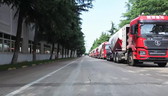 大單!100臺#粉罐半掛車 陸續(xù)發(fā)車，震撼#航拍