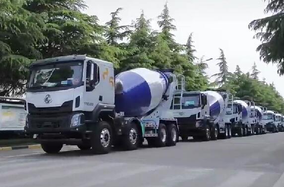 市場如此火爆，一批批新車交付用戶。場面壯觀！